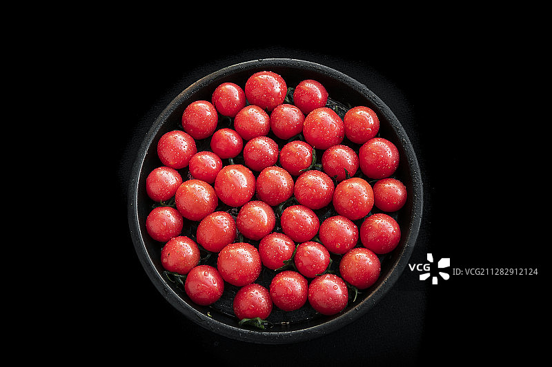 一盘子小西红柿。图片素材