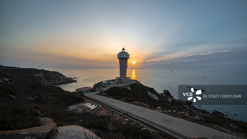 汕头南澳岛三囱崖灯塔日出蓝调火烧云图片素材