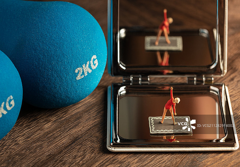 哑铃运动时尚健身瑜伽照镜子的女性图片素材