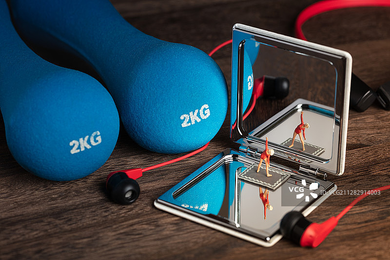 哑铃运动时尚瑜伽健身听音乐照镜子的女性图片素材