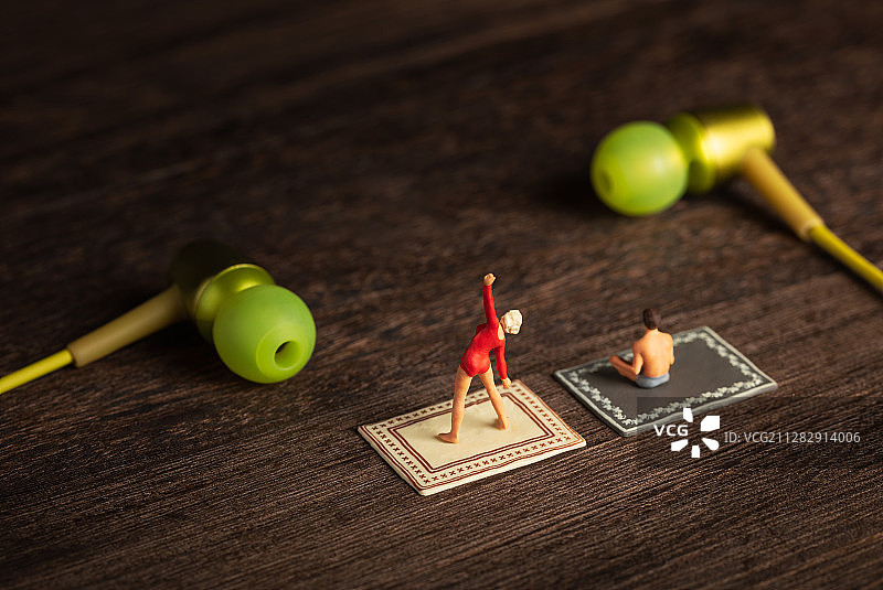 运动时尚在家瑜伽健身听音乐的男女图片素材