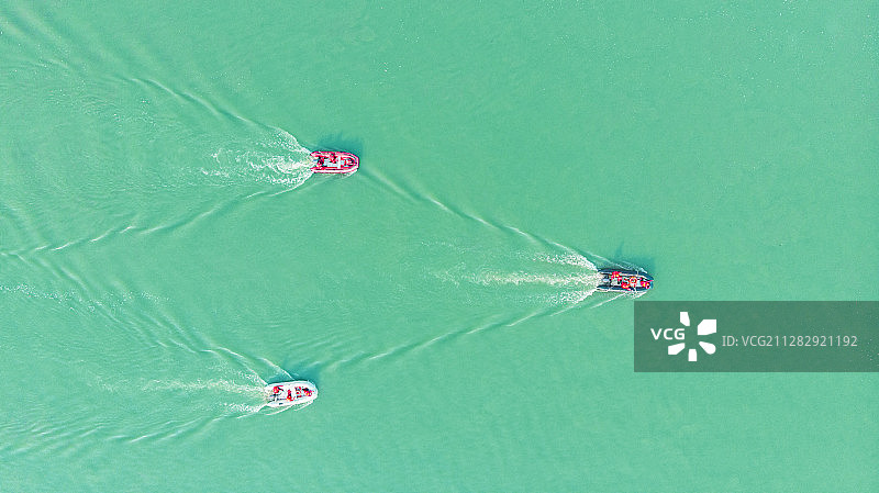 纯净的水面上三艘快艇飞驰而过图片素材