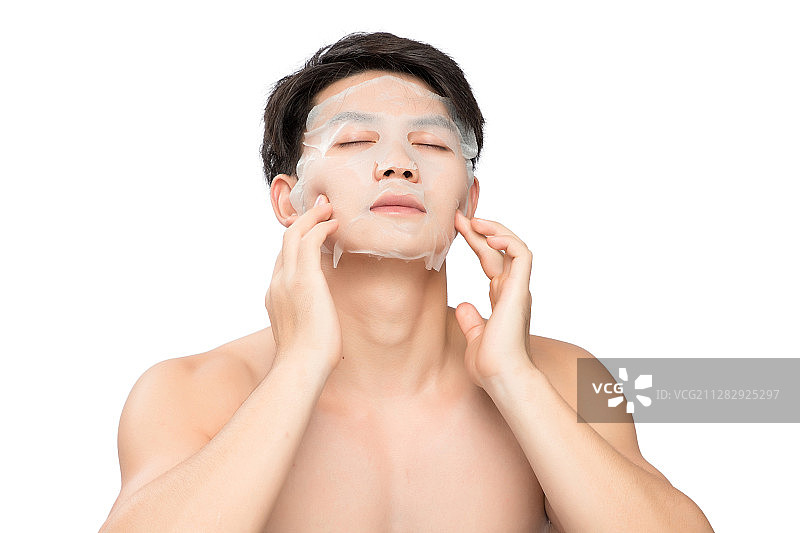 白色背景里的敷着面膜的亚洲男士面部特写，化妆护肤整容图片素材