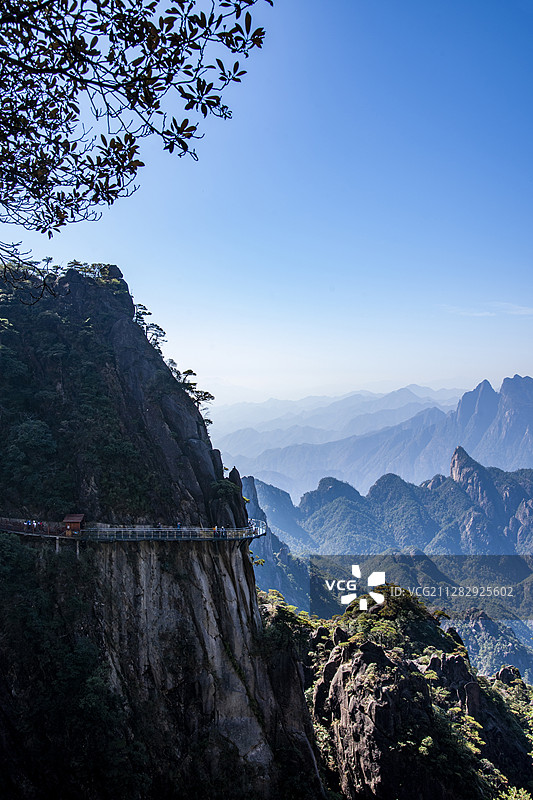 江西上饶三清山西海岸峡谷间的悬空栈道图片素材
