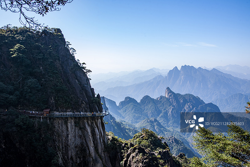 江西上饶三清山西海岸峡谷间的悬空栈道图片素材