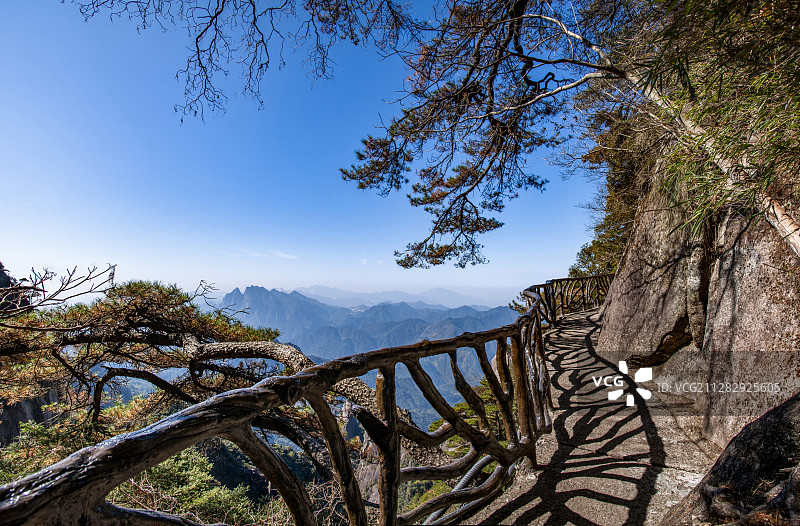 江西上饶三清山西海岸峡谷间的悬空栈道图片素材