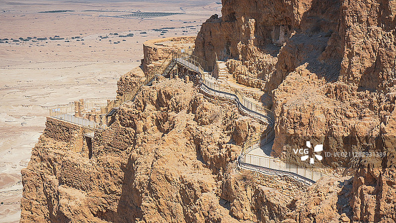 以色列马萨达蜿蜒山路栈道图片素材