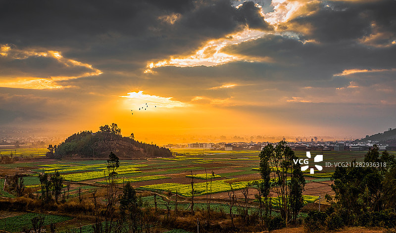 熊发寿  团山春晓  云南省大理州巍山县图片素材