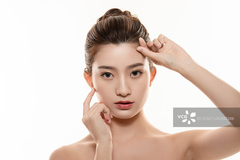 白色背景下棚拍化妆中的美女图片素材