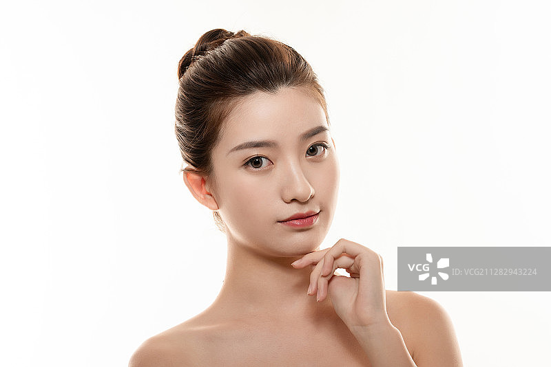 白色背景下棚拍化妆中的美女图片素材