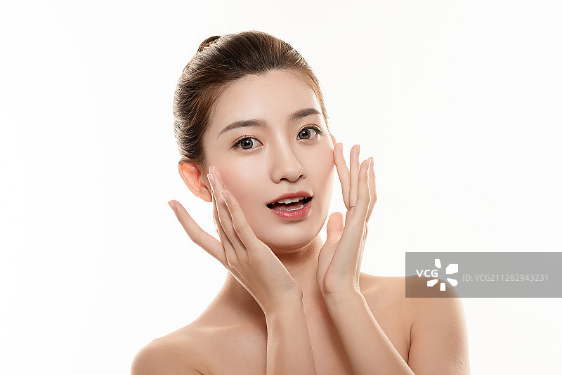 白色背景下棚拍化妆中的美女图片素材