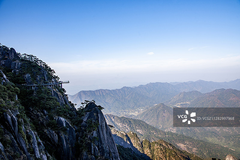 江西上饶三清山阳光海岸栈道远眺乾坤台图片素材
