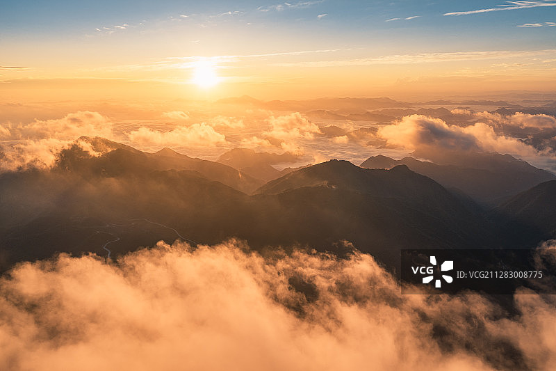 航拍山顶云海日出云雾山峰逆光图片素材
