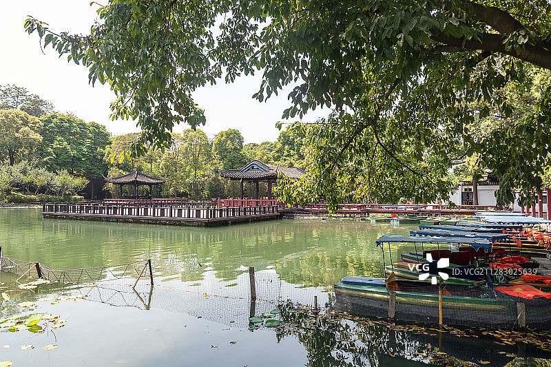 四川成都郫都区纪念古蜀王望帝杜宇丛帝开明的古望丛祠池塘游船图片素材