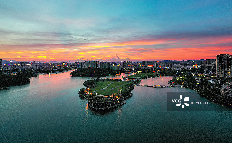 鸳鸯湖暮色+广东省阳江市江城区鸳鸯湖公园图片素材