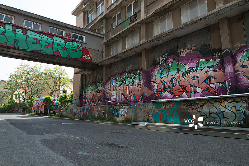 涂鸦汽车背景  工业风汽车背景  涂鸦墙图片素材