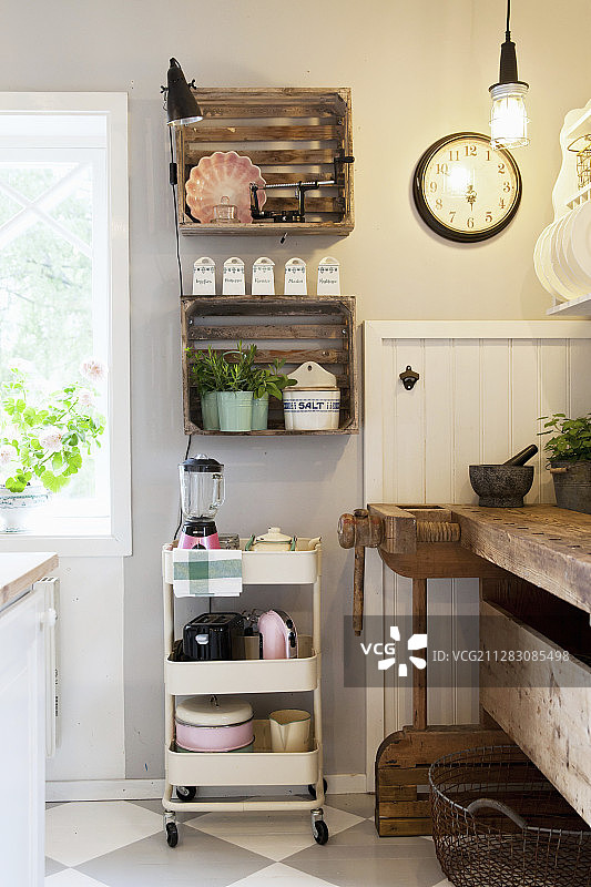 乡村别墅厨房中用作壁挂式搁架的旧木箱图片素材