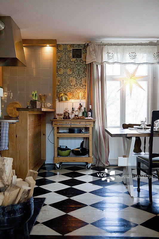 舒适乡村别墅厨房的餐车图片素材