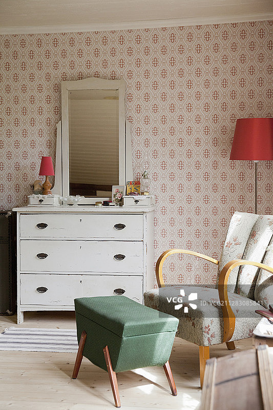 复古扶手椅和脚凳图片素材