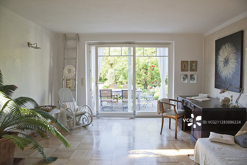 简约客厅中的摇椅和书桌图片素材