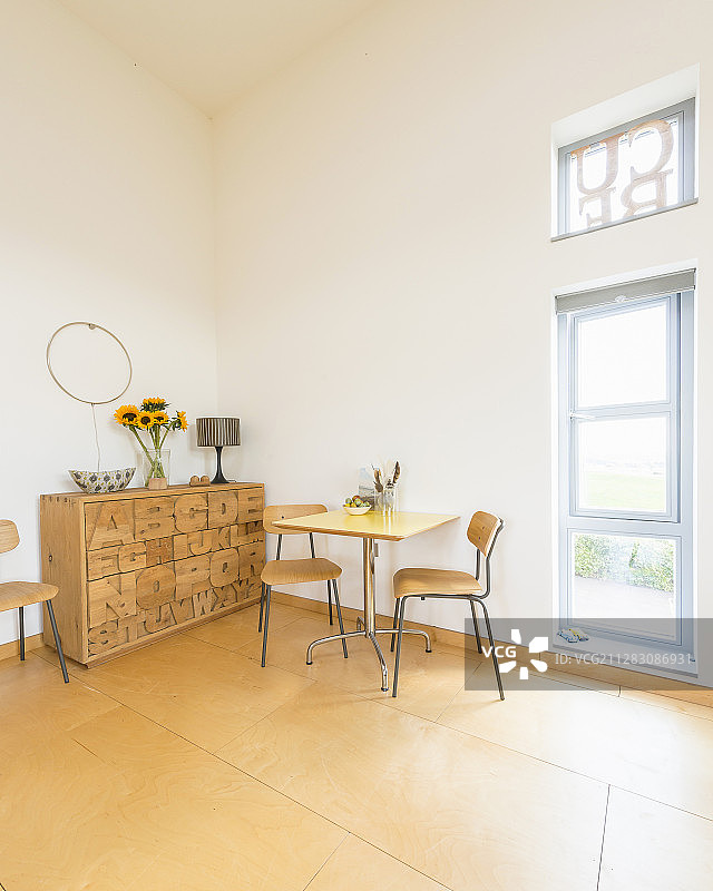 简约用餐区和雕刻字母的抽屉柜图片素材