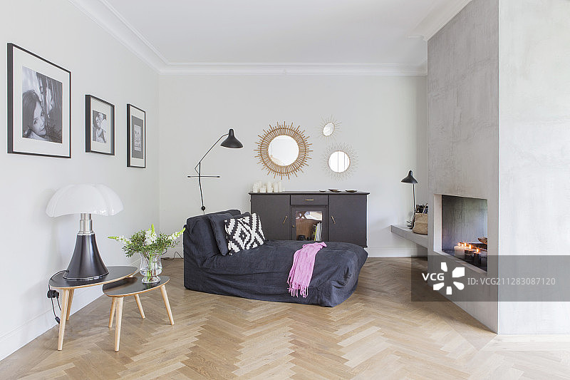 壁炉前的咖啡桌和躺椅图片素材