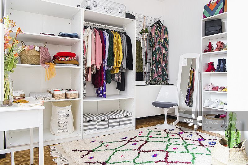 明亮更衣室内的女士配饰图片素材