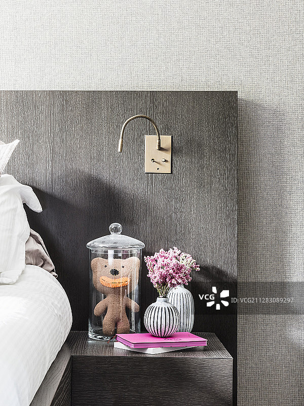 床头柜上的甜罐泰迪熊和花瓶图片素材