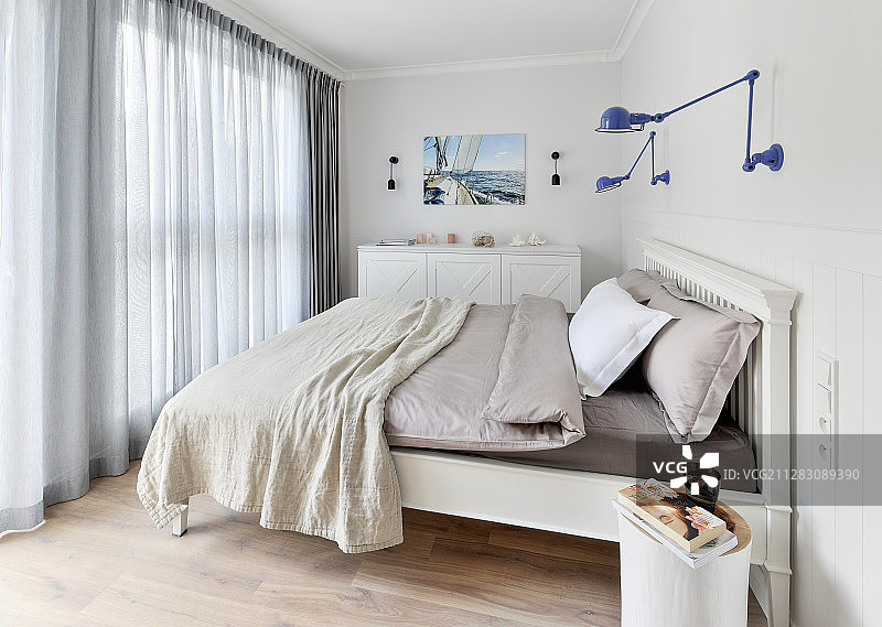 卧室床头上的蓝色壁灯图片素材