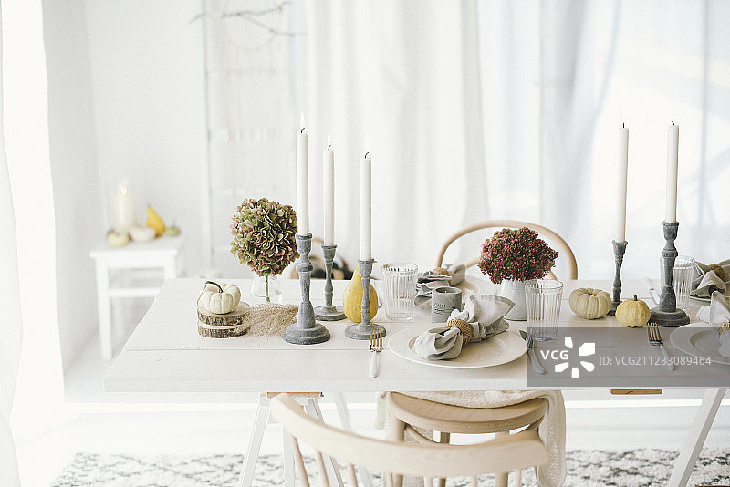 秋日绣球花、南瓜和烛台桌面摆件图片素材