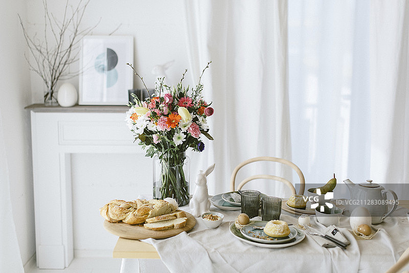 餐桌上的彩色花瓶，复活节早餐图片素材