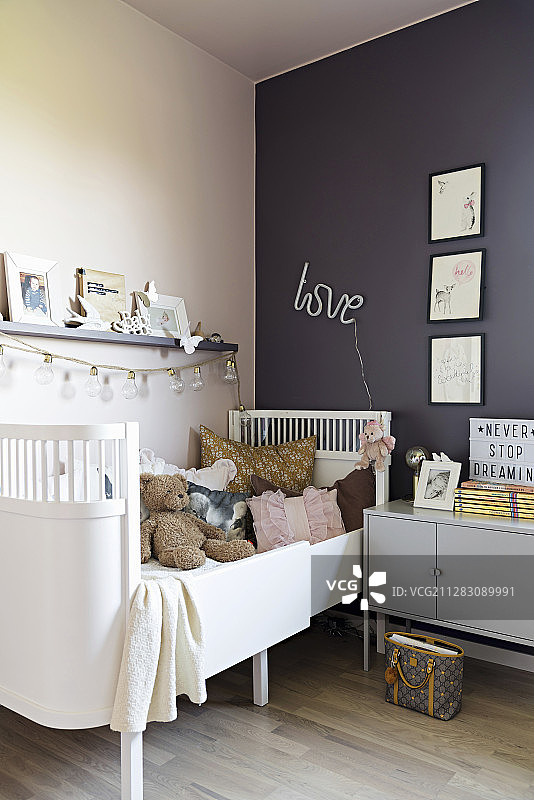 白色儿童床床头柜女孩卧室粉紫色墙图片素材