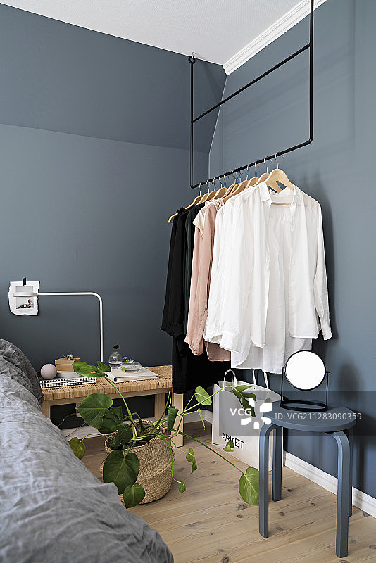 悬挂在灰色墙壁上的天花板式服装架图片素材