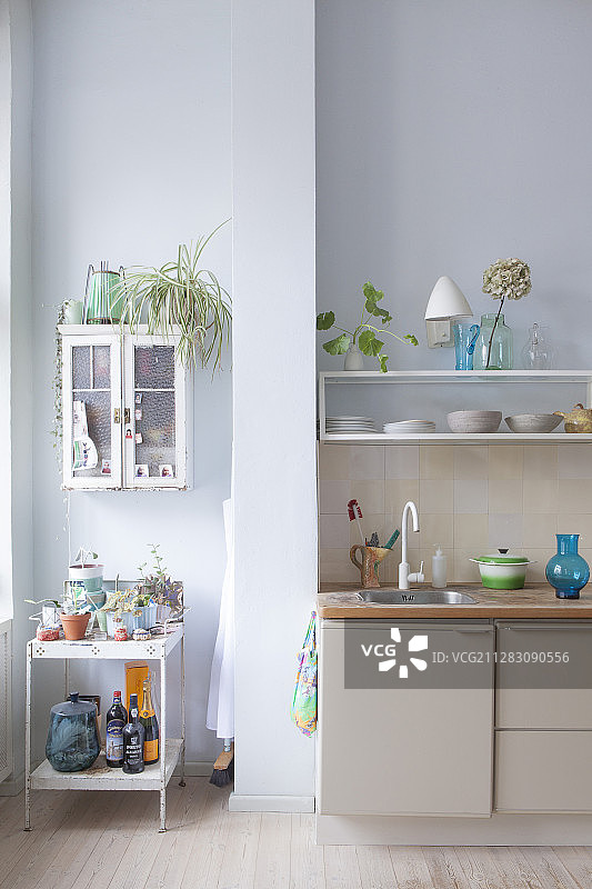 厨房台面旁壁挂式小橱柜和架子图片素材