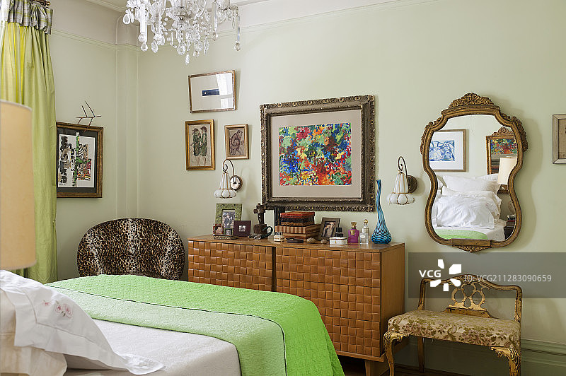 卧室里有豹纹椅子的精雕细琢梳妆台图片素材