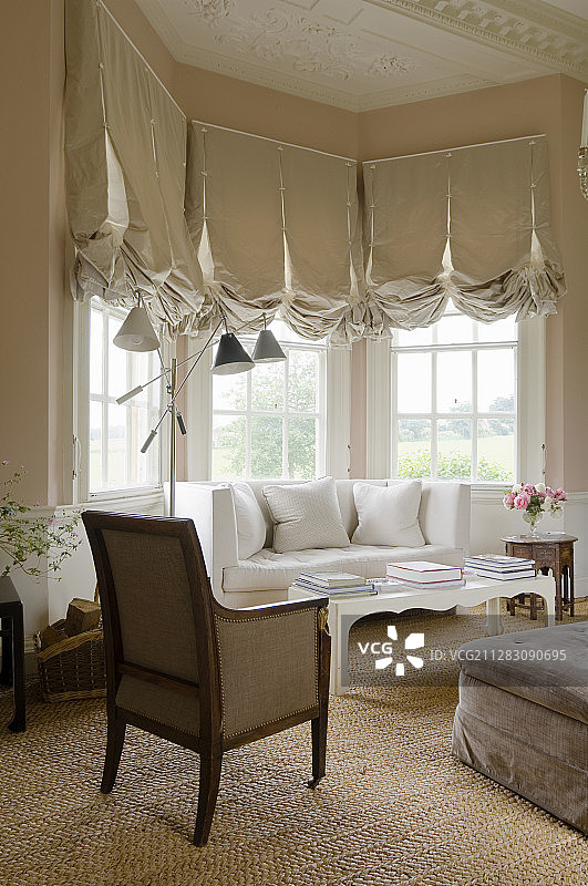 period villa 飘窗休息区的沙发图片素材