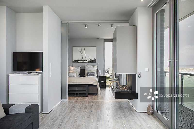 从起居空间看到的卧室，配有磨砂滑动玻璃门图片素材