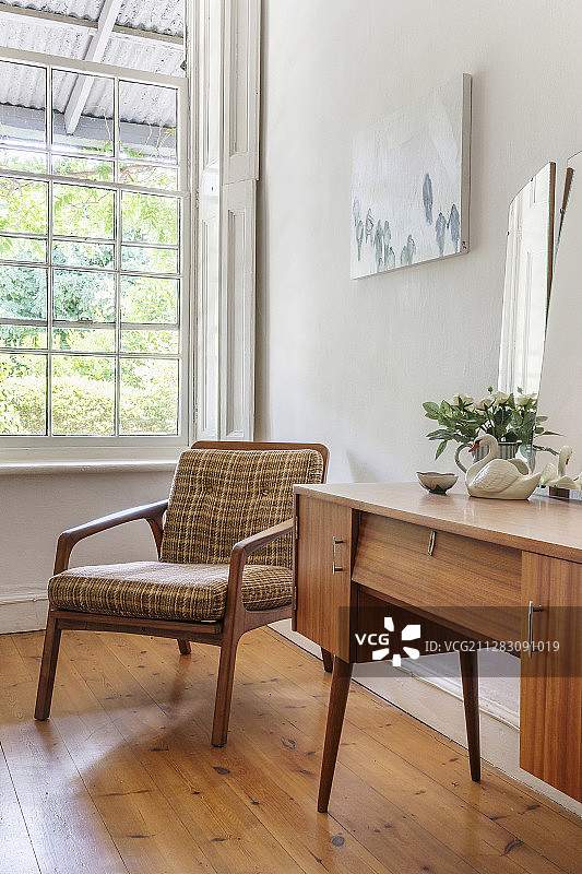 房间角落里的复古梳妆台和软垫扶手椅图片素材