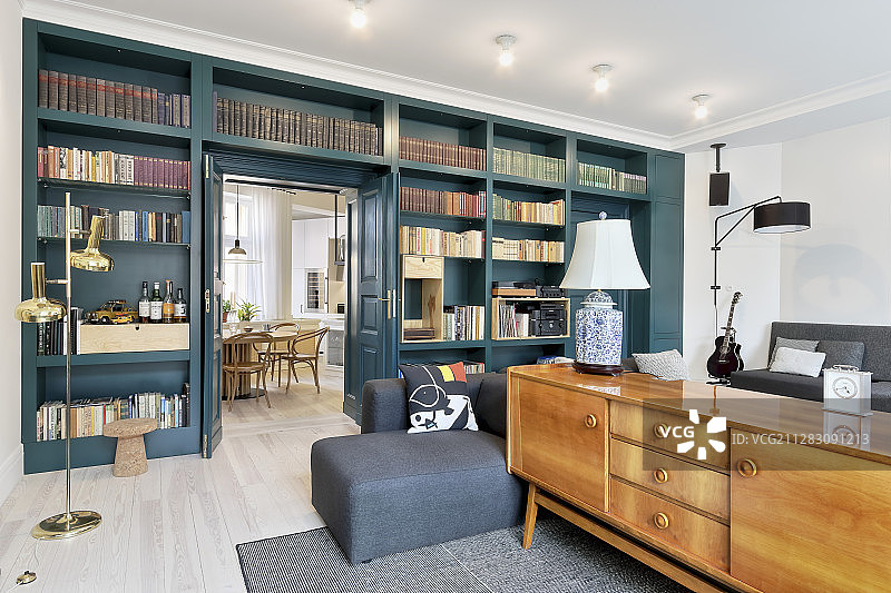 蓝色书柜和打开的双门图片素材
