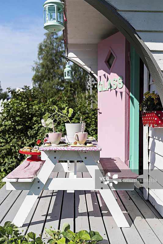 美国五十年代风格的户外游乐屋露台上的桌椅图片素材