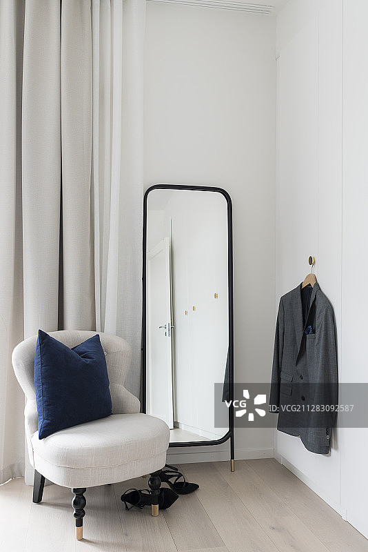 角落里的白色扶手椅、全身镜和衣钩图片素材