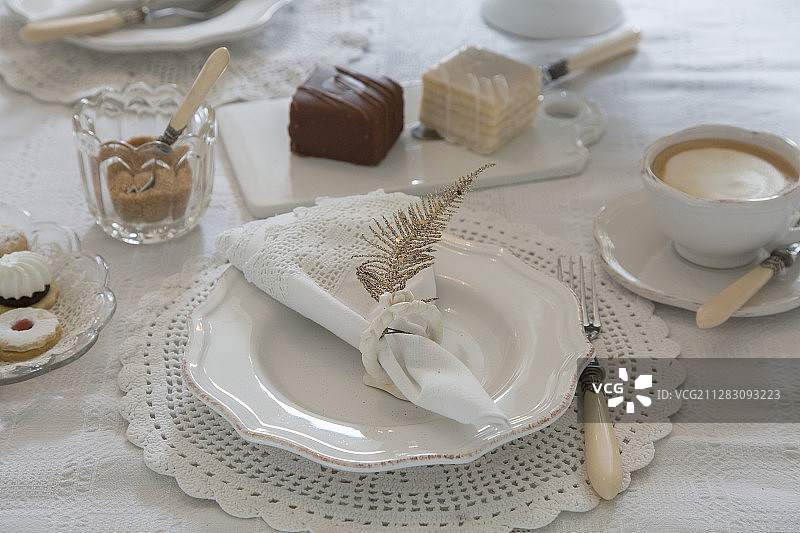 复古风格下午茶餐桌摆台图片素材