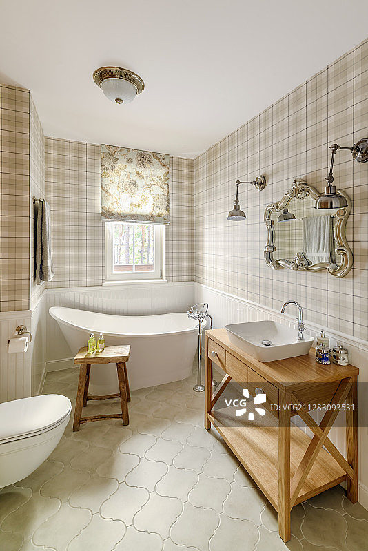 经典浴室中的格子壁纸图片素材