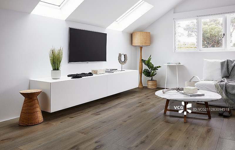 阁楼客厅：矮柜、壁挂电视、落地灯、沙发和咖啡桌图片素材