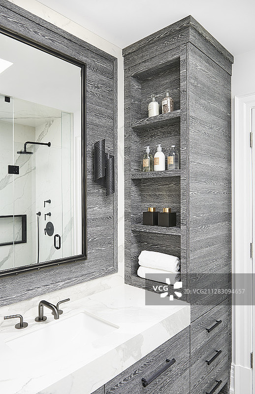 灰色木制盥洗台，带内置搁板、黑色壁灯和墙上镜子图片素材