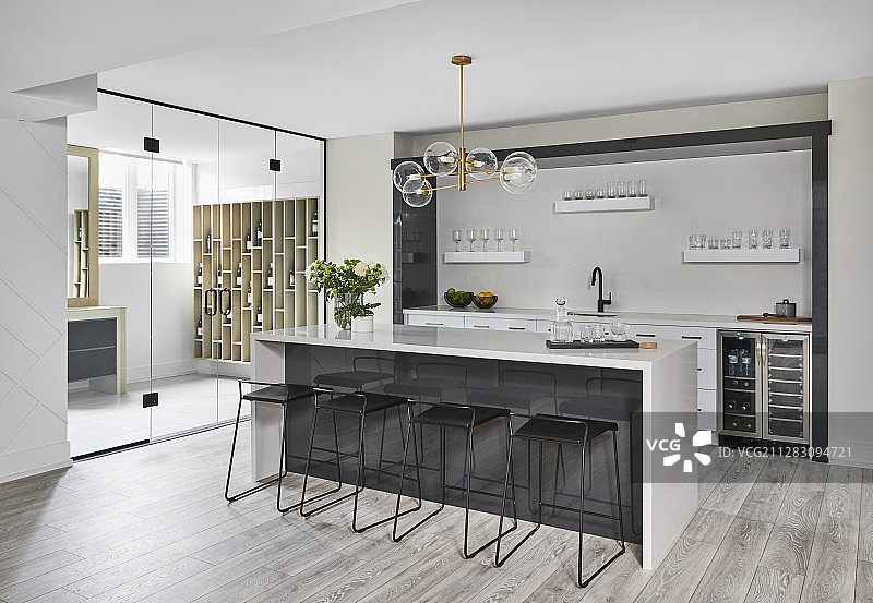 开放式厨房中的吧台和黑色吧台凳图片素材
