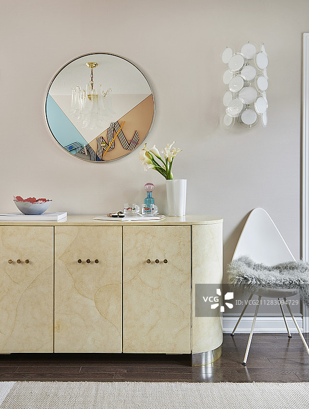 餐具柜上方的圆形镜子图片素材