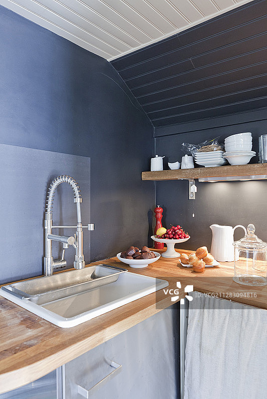 灰色墙壁的乡村厨房图片素材