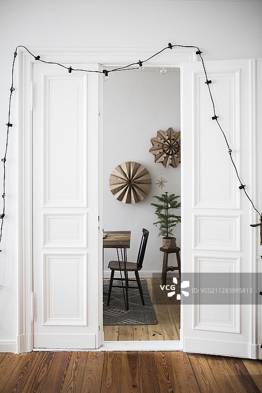 老式公寓开放门上的装饰灯串图片素材