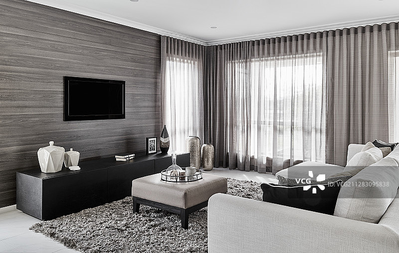 优雅客厅，配有覆层墙壁和玻璃墙图片素材